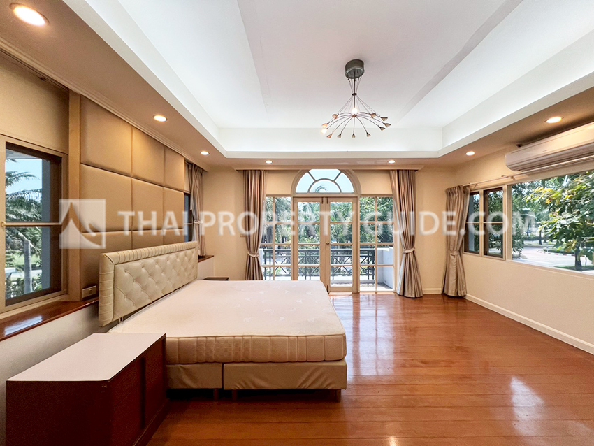 House with Shared Pool in Srinakarin 