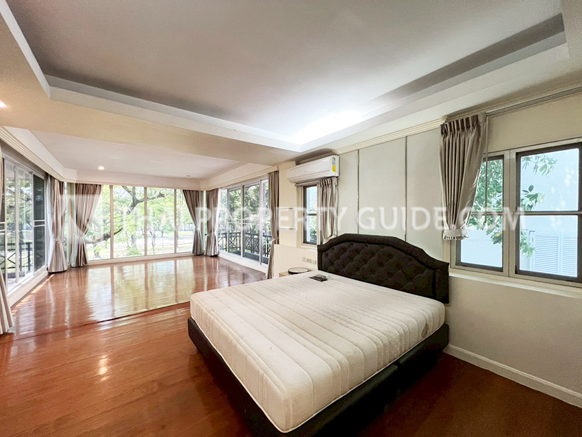 House with Shared Pool in Srinakarin 