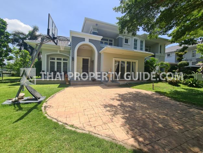 House with Shared Pool in Srinakarin 