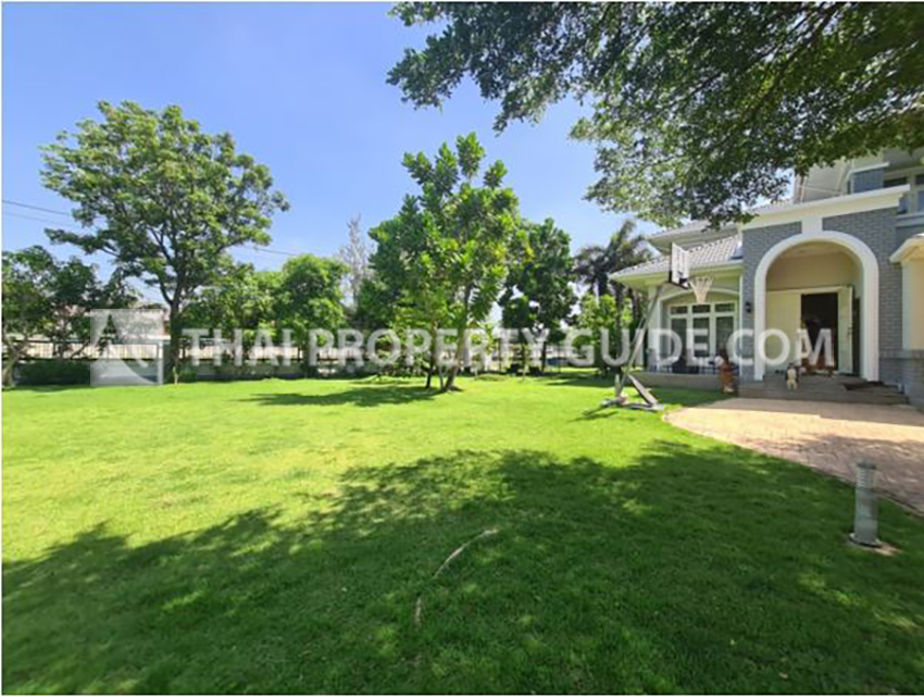 House with Shared Pool in Srinakarin 