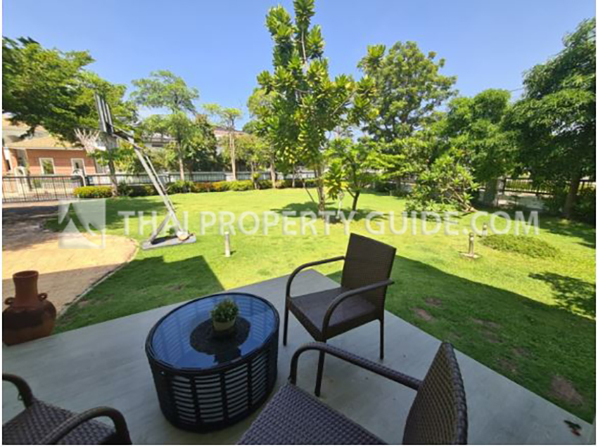 House with Shared Pool in Srinakarin 