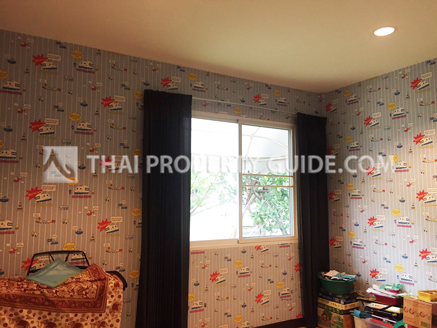 House with Shared Pool in Srinakarin 