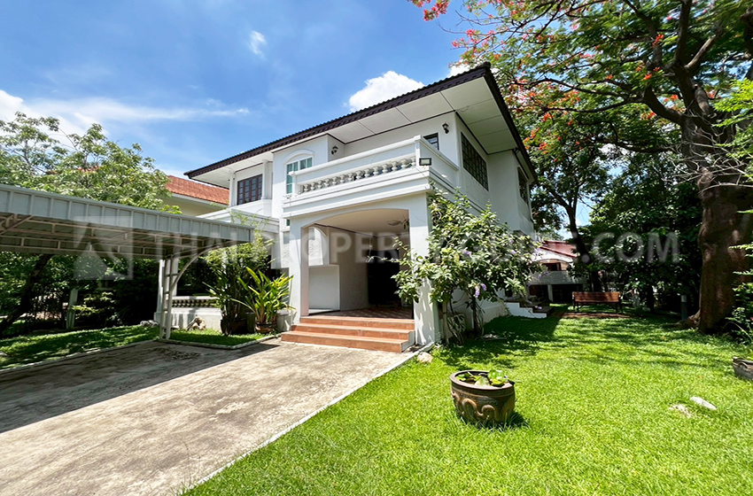 House with Shared Pool in Srinakarin 