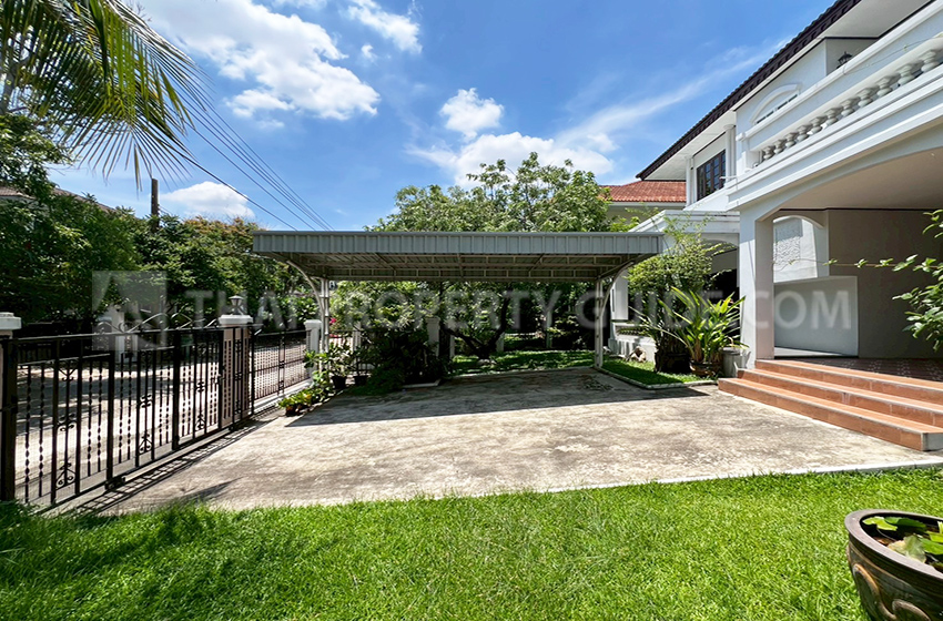 House with Shared Pool in Srinakarin 
