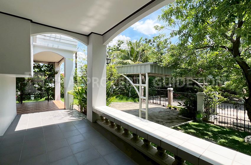 House with Shared Pool in Srinakarin 
