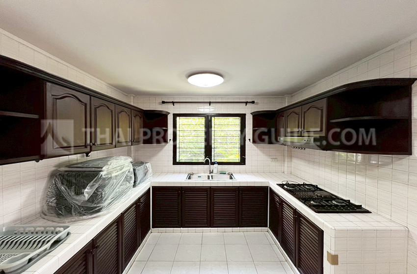 House with Shared Pool in Srinakarin 