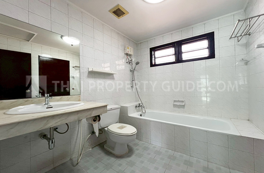 House with Shared Pool in Srinakarin 