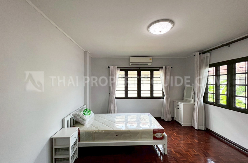 House with Shared Pool in Srinakarin 