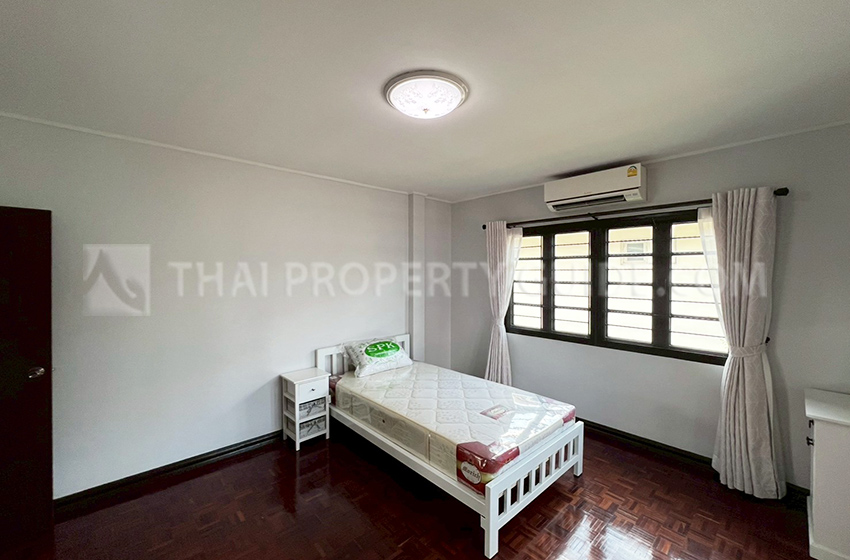 House with Shared Pool in Srinakarin 