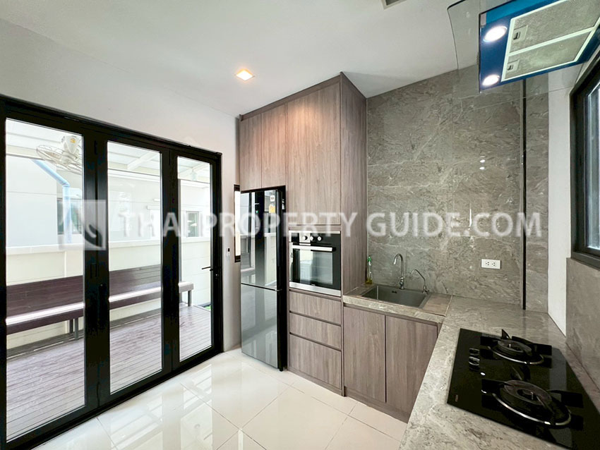 House with Shared Pool in Srinakarin 