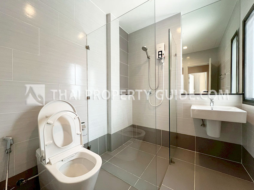 House with Shared Pool in Srinakarin 