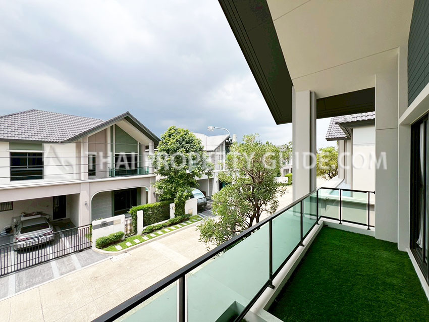 House with Shared Pool in Srinakarin 