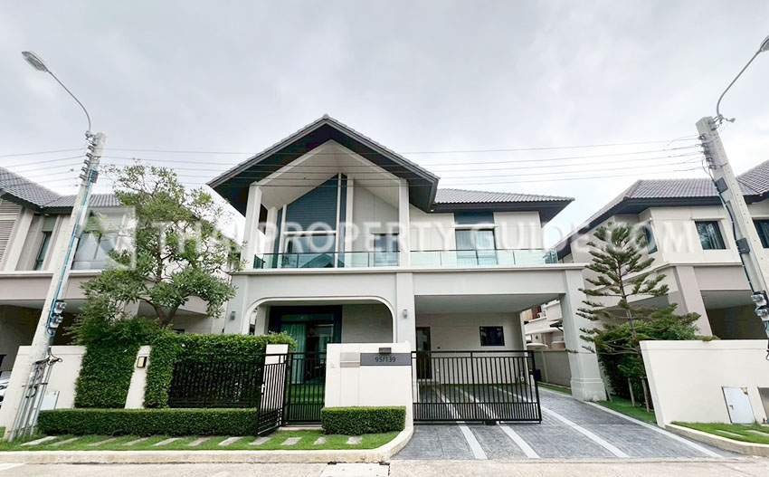 House with Shared Pool in Srinakarin 