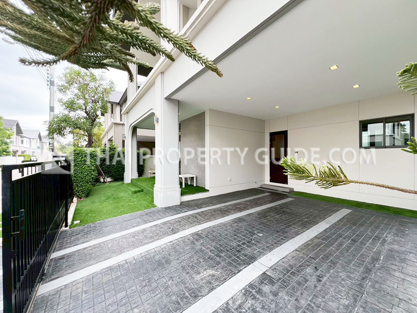 House with Shared Pool in Srinakarin 