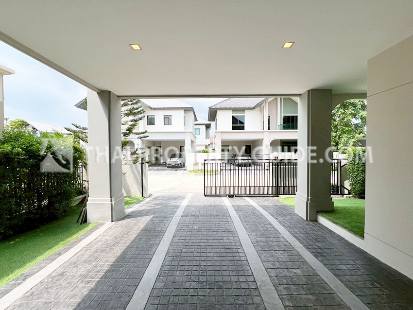 House with Shared Pool in Srinakarin 