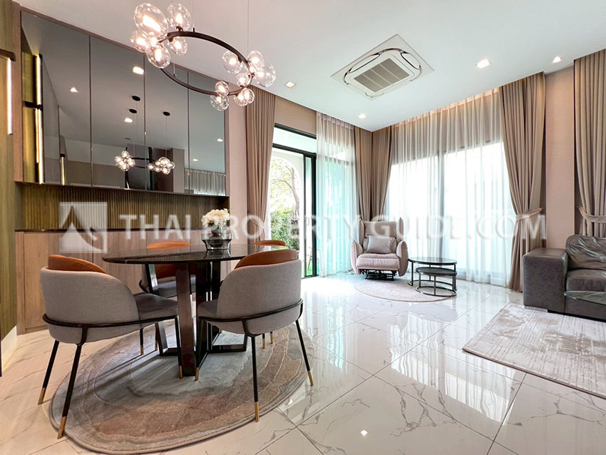 House with Shared Pool in Srinakarin 