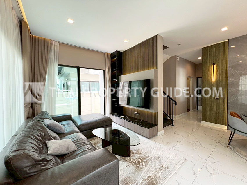House with Shared Pool in Srinakarin 