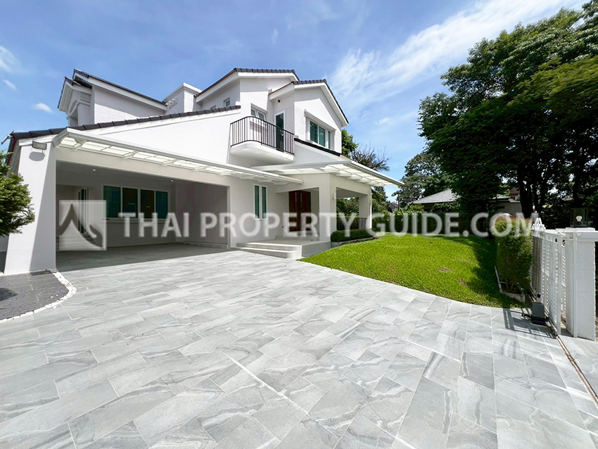 House with Shared Pool for rent in Srinakarin