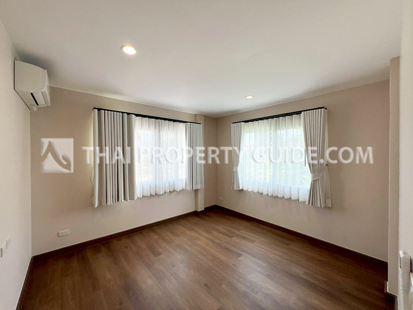 House with Shared Pool in Srinakarin 