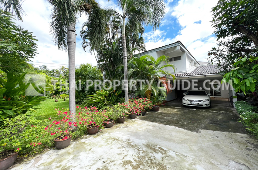 House with Shared Pool in Sukhumvit : Panya Village On-Nut 