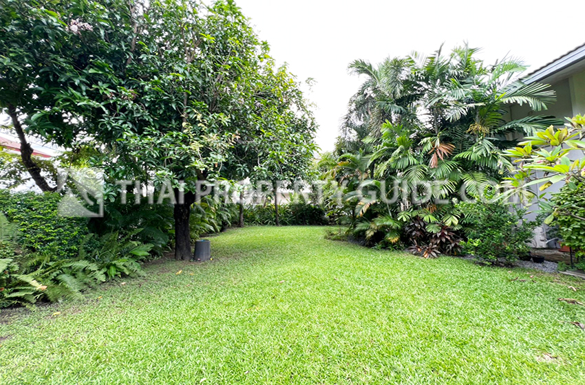House with Shared Pool in Sukhumvit : Panya Village On-Nut 