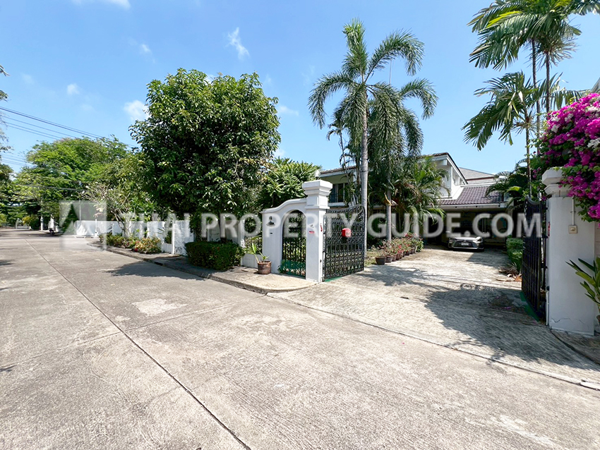 House with Shared Pool for rent in Bangnatrad