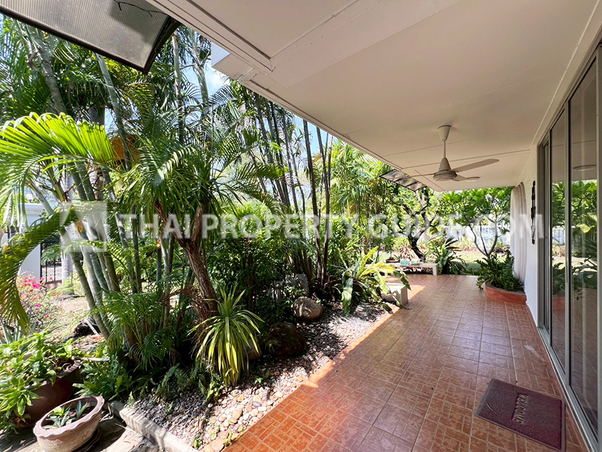 House with Shared Pool in Sukhumvit : Panya Village On-Nut 