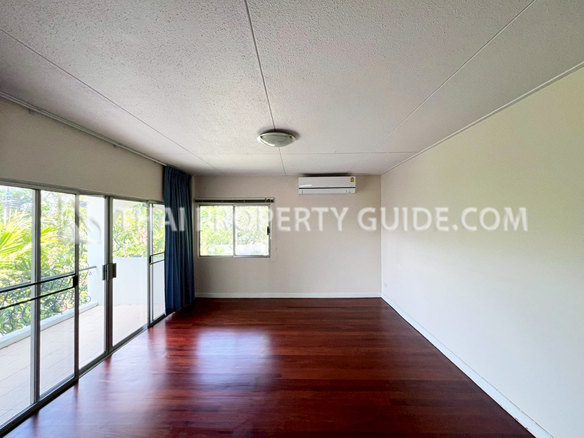 House with Shared Pool in Sukhumvit : Panya Village On-Nut 