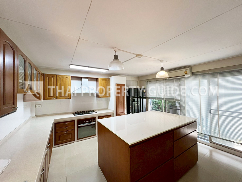 House with Shared Pool in Sukhumvit : Panya Village On-Nut 