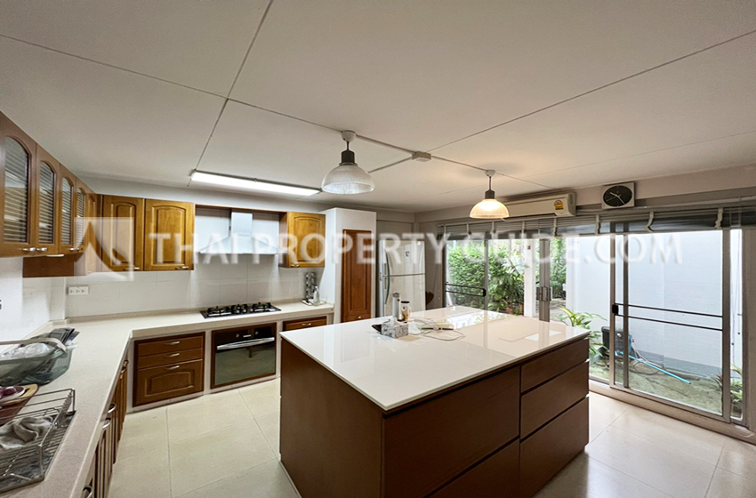 House with Shared Pool in Sukhumvit : Panya Village On-Nut 