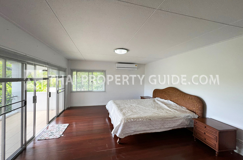 House with Shared Pool in Sukhumvit : Panya Village On-Nut 