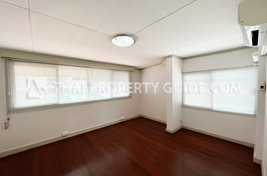 House with Shared Pool in Sukhumvit : Panya Village On-Nut 