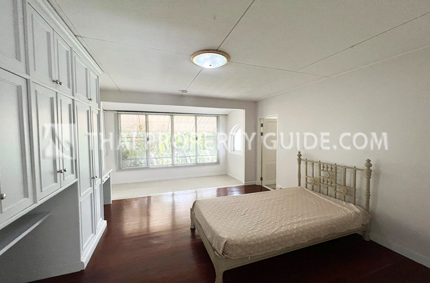 House with Shared Pool in Sukhumvit : Panya Village On-Nut 