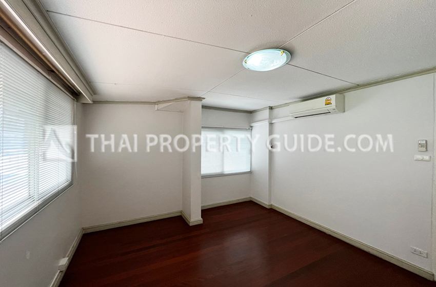 House with Shared Pool in Sukhumvit : Panya Village On-Nut 