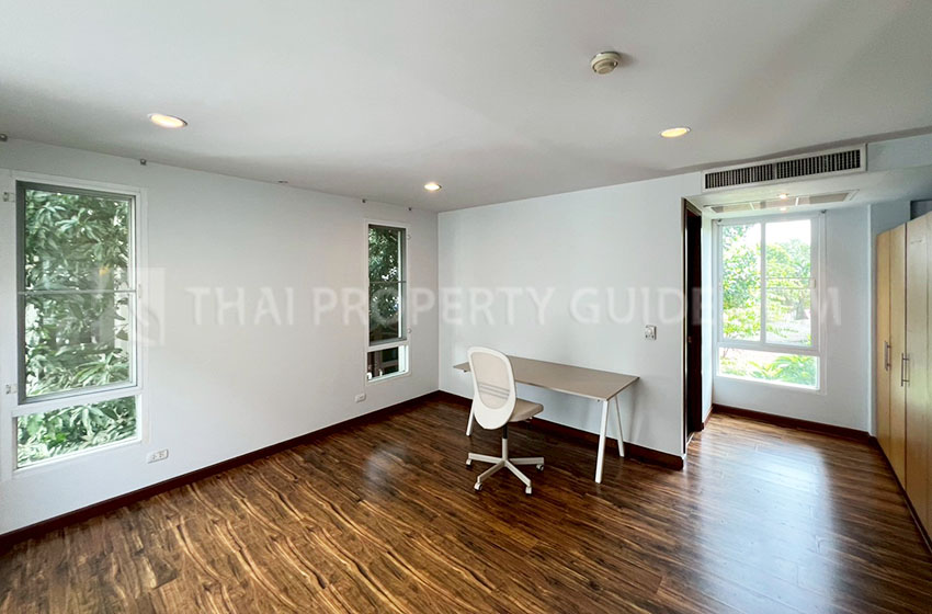 House with Shared Pool in Sukhumvit : Panya Village On-Nut 