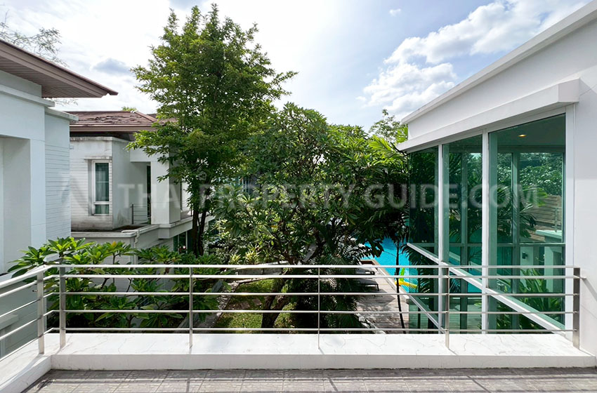House with Shared Pool in Sukhumvit : Panya Village On-Nut 