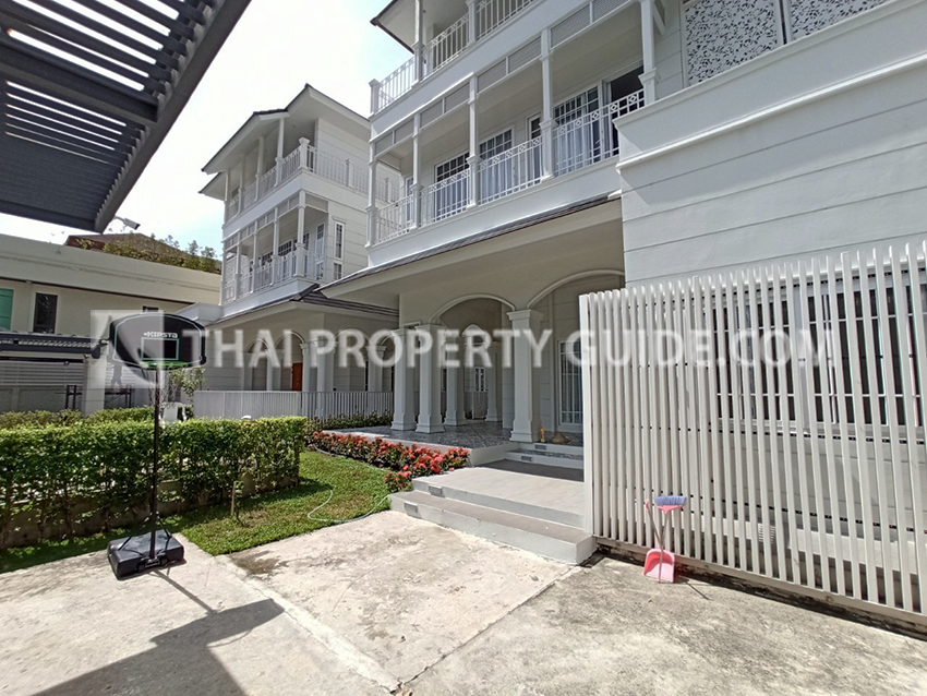 House with Shared Pool in Sukhumvit 