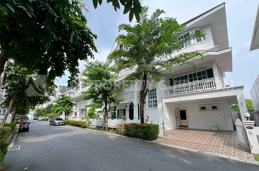 House with Shared Pool in Sukhumvit