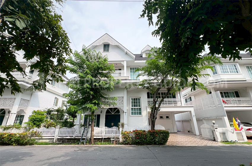 House with Shared Pool in Sukhumvit 
