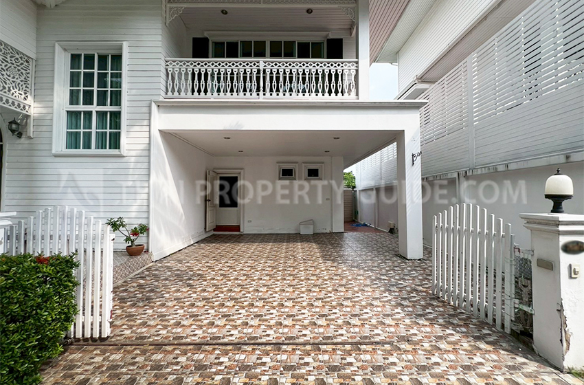 House with Shared Pool in Sukhumvit 