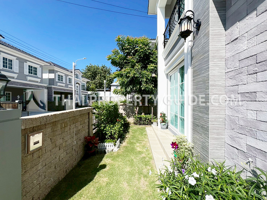 House with Shared Pool in Sukhumvit 