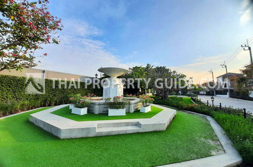 Townhouse in Bangnatrad 