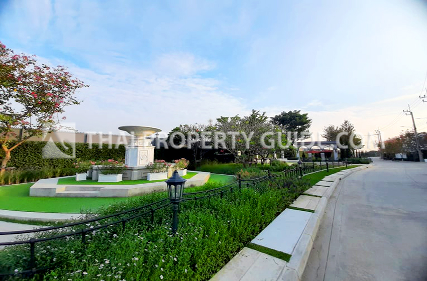 Townhouse in Bangnatrad 